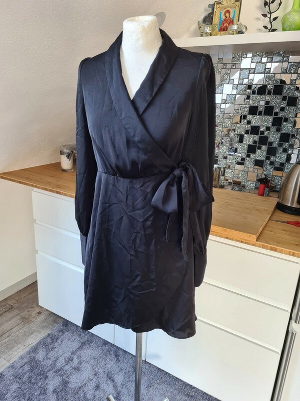 Wickelkleid Gr. M schwarz satin Vero Moda Langarm