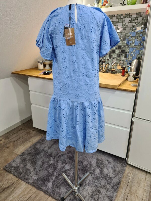 Kleid Ballonarm Lochmuster Gr. M Pieces hellblau Neu Lochmuster
