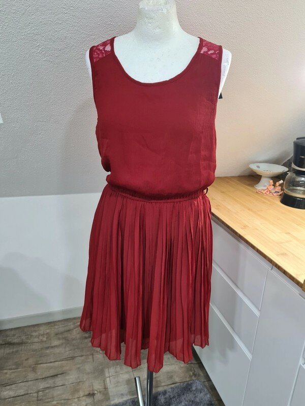 Only Sommerkleid Minikleid rot dunkelrot Gr. 38 (M) Kleid Spitze Plissee