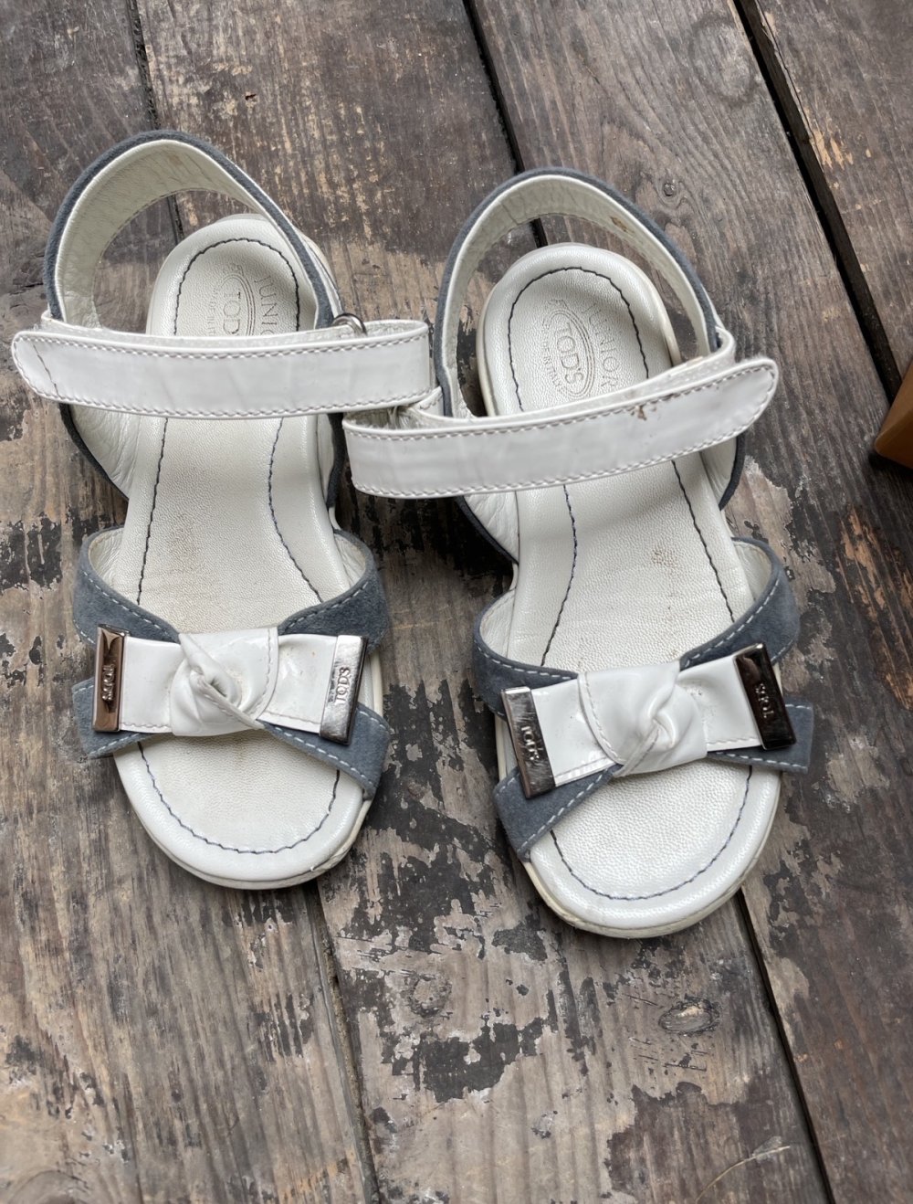 Tod’s Sandalen gr 26 weiß mit Lackschleife Mädchen Sommerschuhe