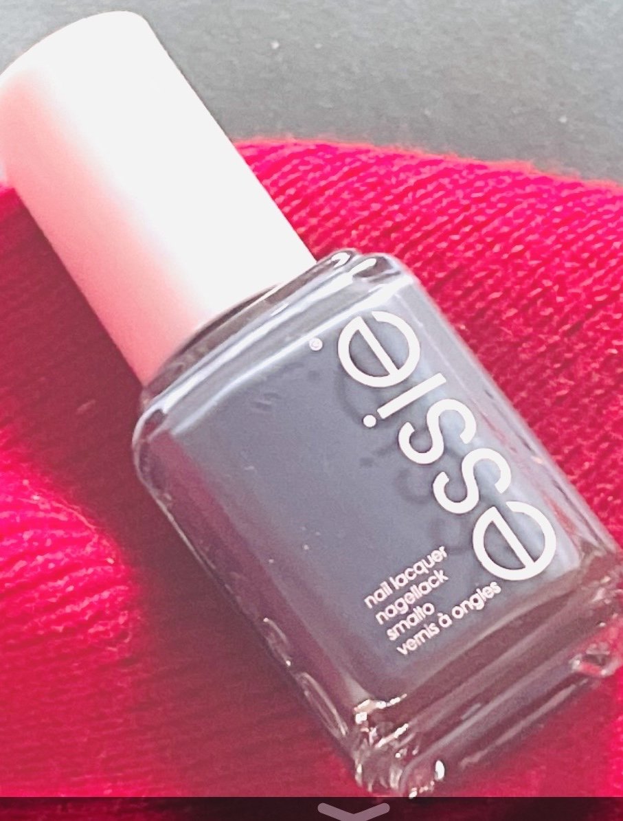 Essie nagelneu
