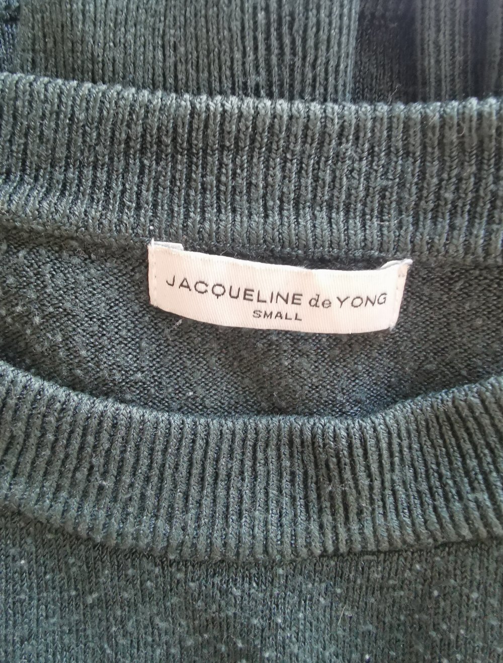 Jaqueline de Yong Pulli Gr. S dunkelgrün Saumende abgerundet