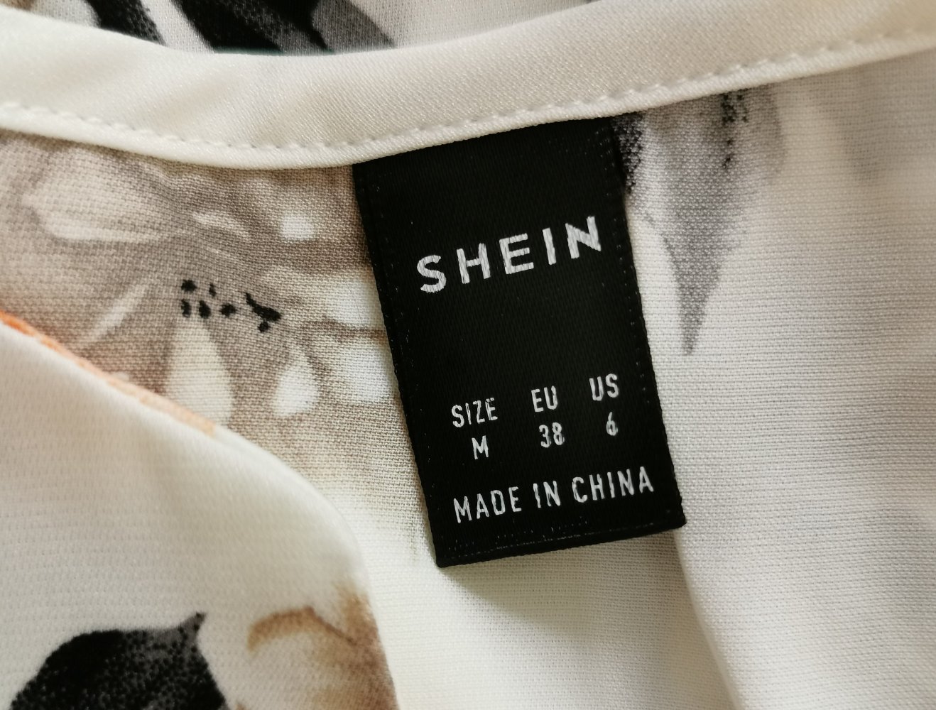Shein Tshirt Blusenshirt Gr. M Blumen Print Neu