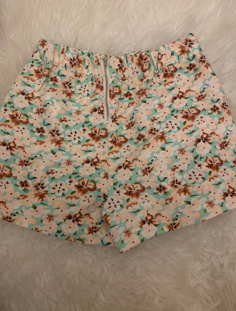 Schöne Shorts mit Blumenmuster