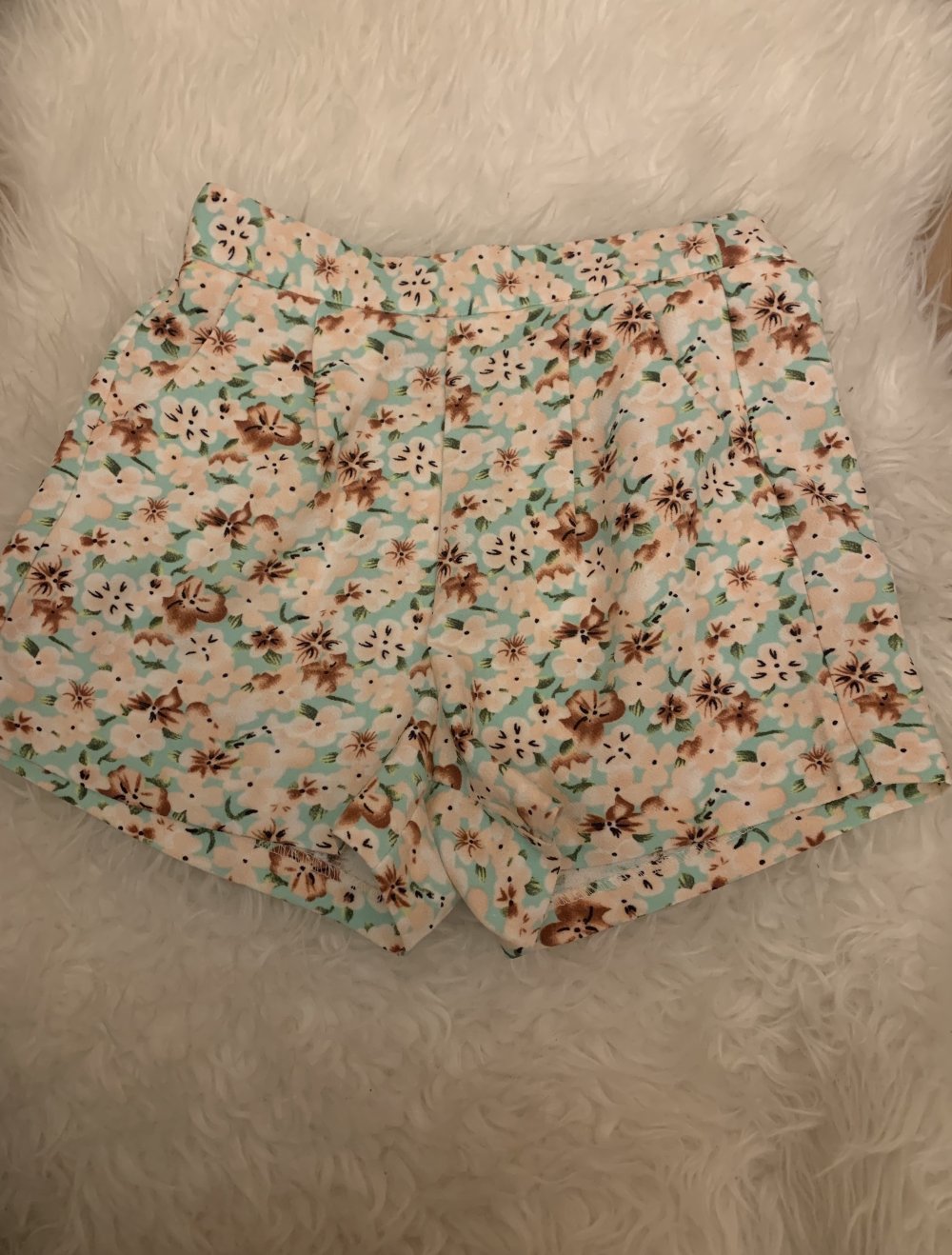 Schöne Shorts mit Blumenmuster