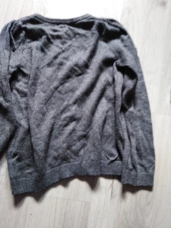 Grauer Pulli mit Schleifchen - Gr. 122/128 - C&A