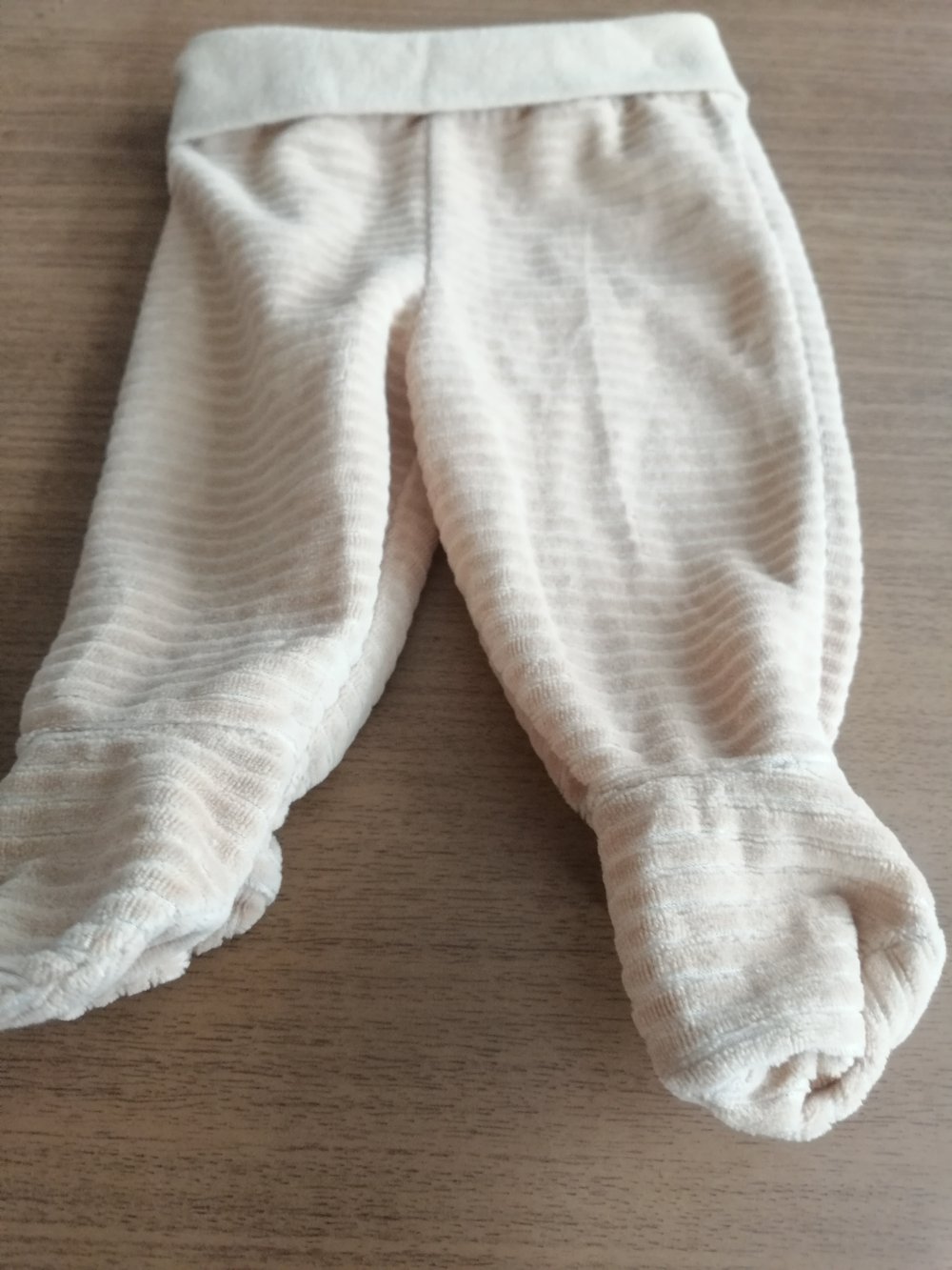 Hellbraune Hosen mit Füßen - Gr. 62 von Ergee