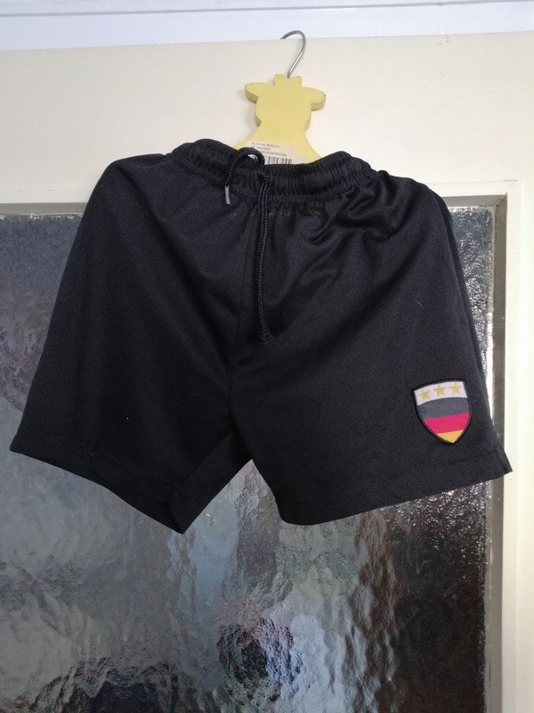 Schwarze Shorts - Gr. 122/128 - okay