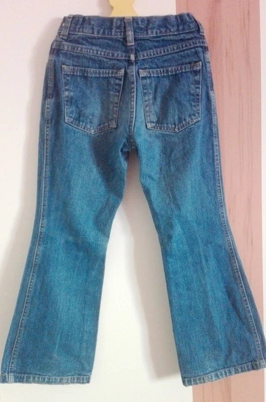 Tolle Jeans mit Blumenmotiv und leichtem Schlag - Gr. 128 - MATCH