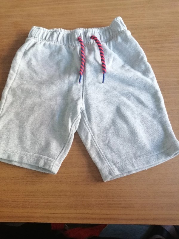 Graue Shorts- Gr. 110/116 - TCM
