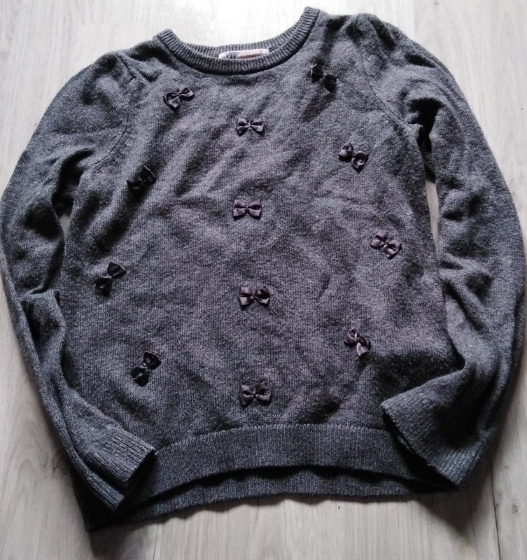 Grauer Pulli mit Schleifchen - Gr. 122/128 - C&A