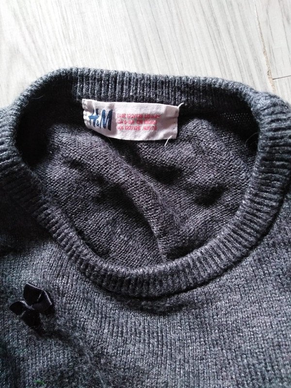 Grauer Pulli mit Schleifchen - Gr. 122/128 - C&A