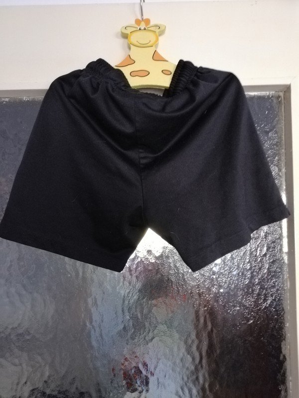 Schwarze Shorts - Gr. 122/128 - okay