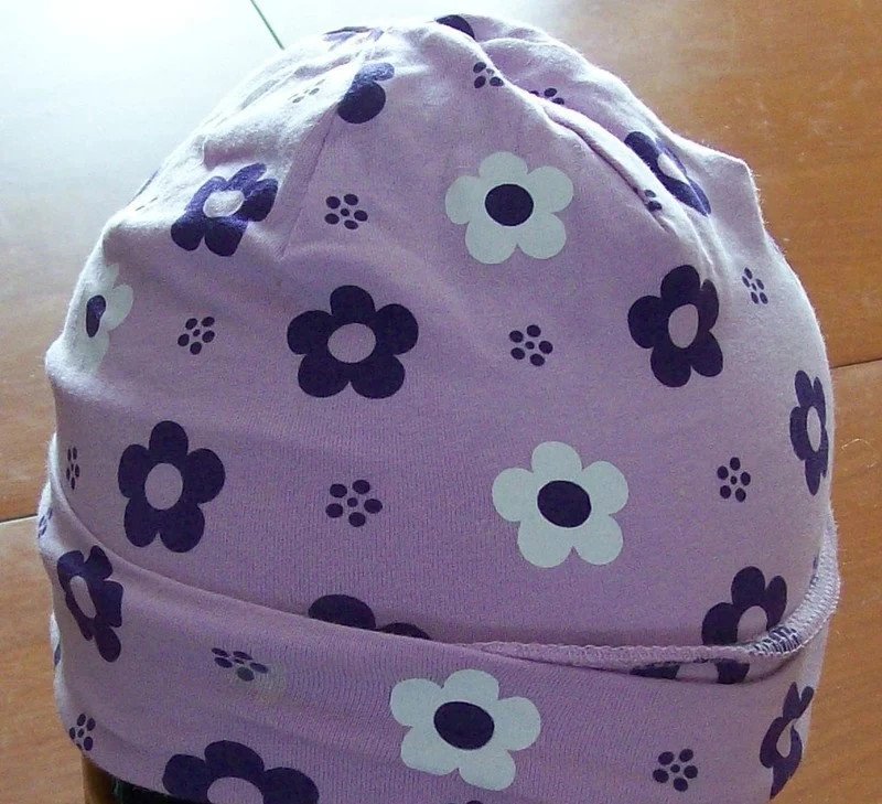 Lila Mütze mit Blumen - TCM