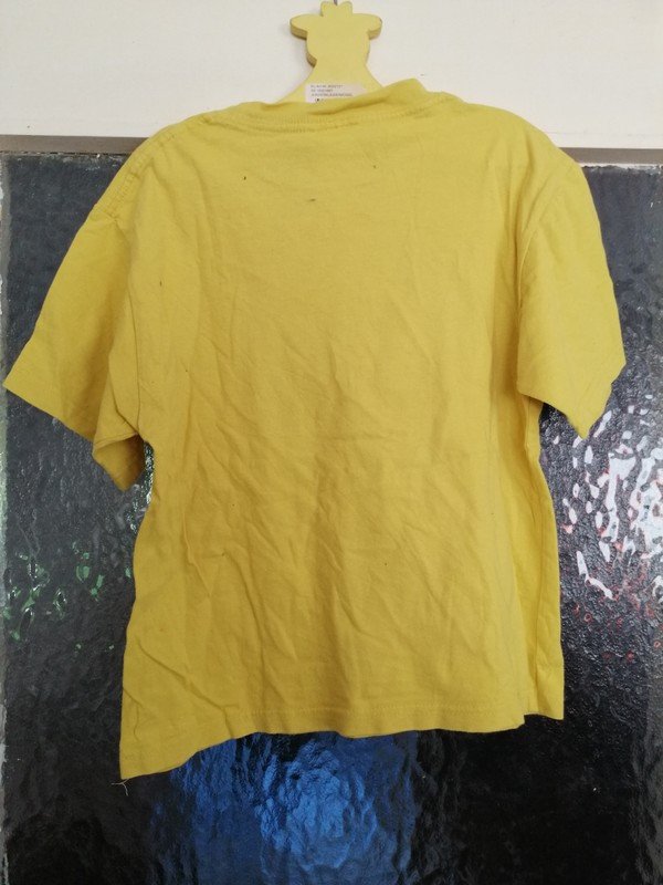 Gelbes Shirt mit Aufdruck - Gr. 128