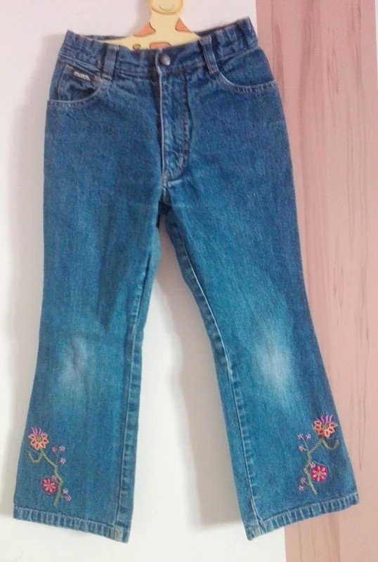 Tolle Jeans mit Blumenmotiv und leichtem Schlag - Gr. 128 - MATCH