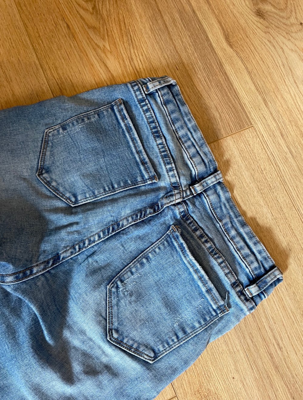 Jeans mit Löchern