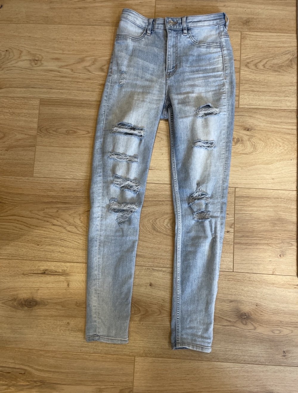 Jeans mit Löchern