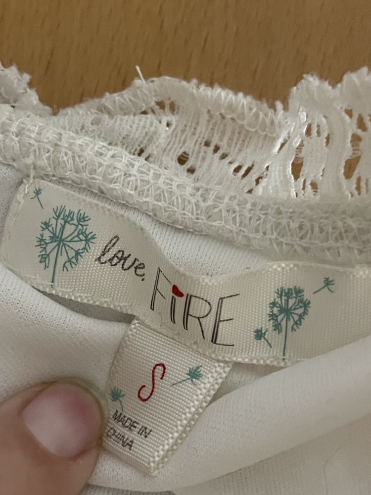 Weißes Spitzenshirt Offshoulder S love, fire