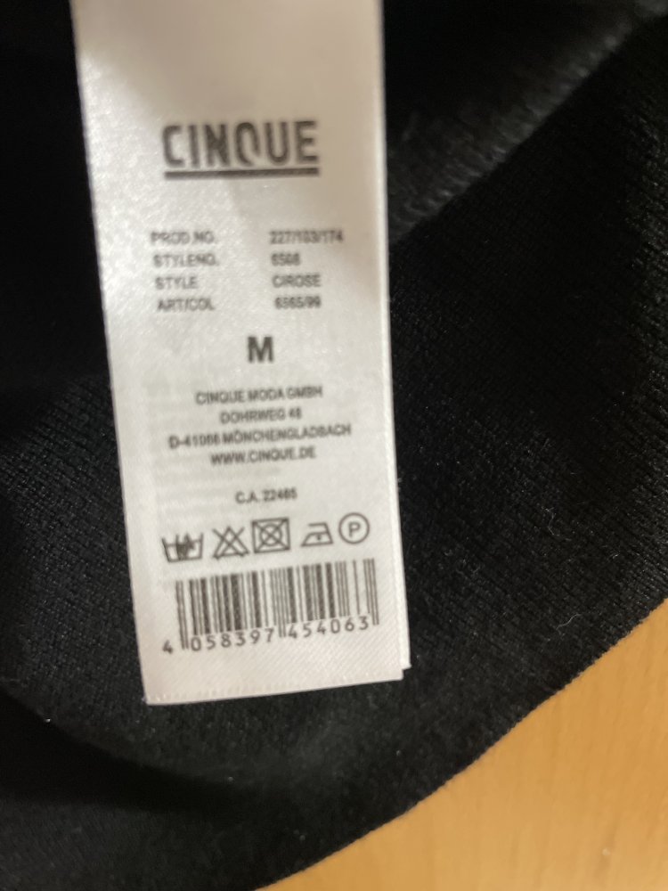 Schwarzer Pullover Cinque mit Rüschen Ärmeln M