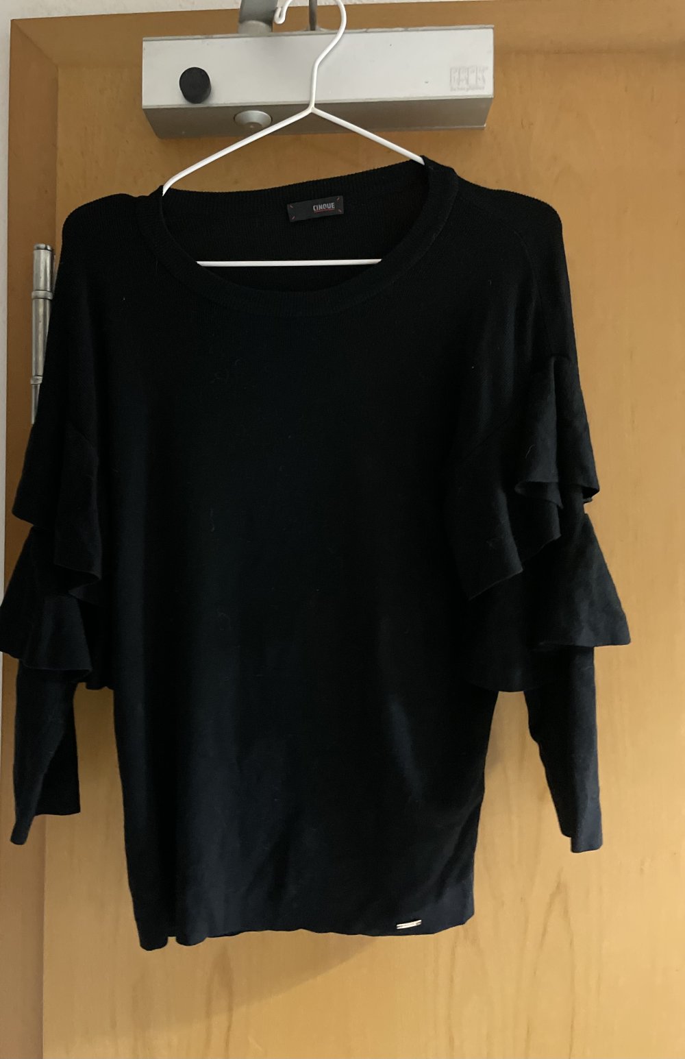 Schwarzer Pullover Cinque mit Rüschen Ärmeln M