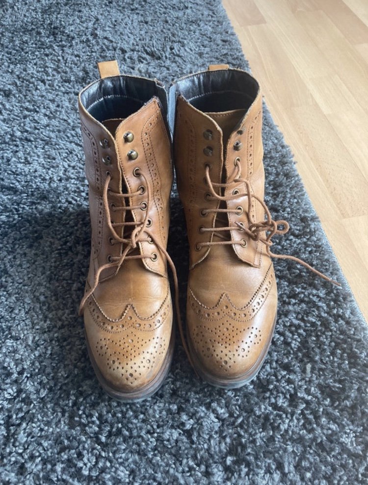 Schnürschuhe