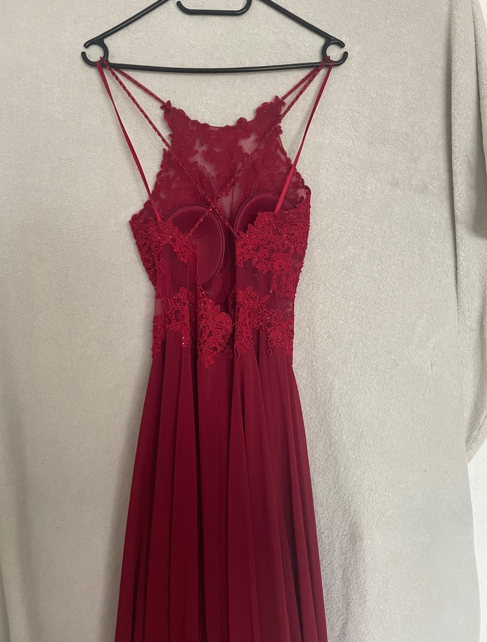 Rotes Abschlusskleid