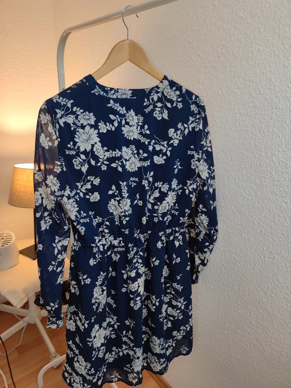 Wunderschönes Kleid mit durchsichtigen Ärmeln!