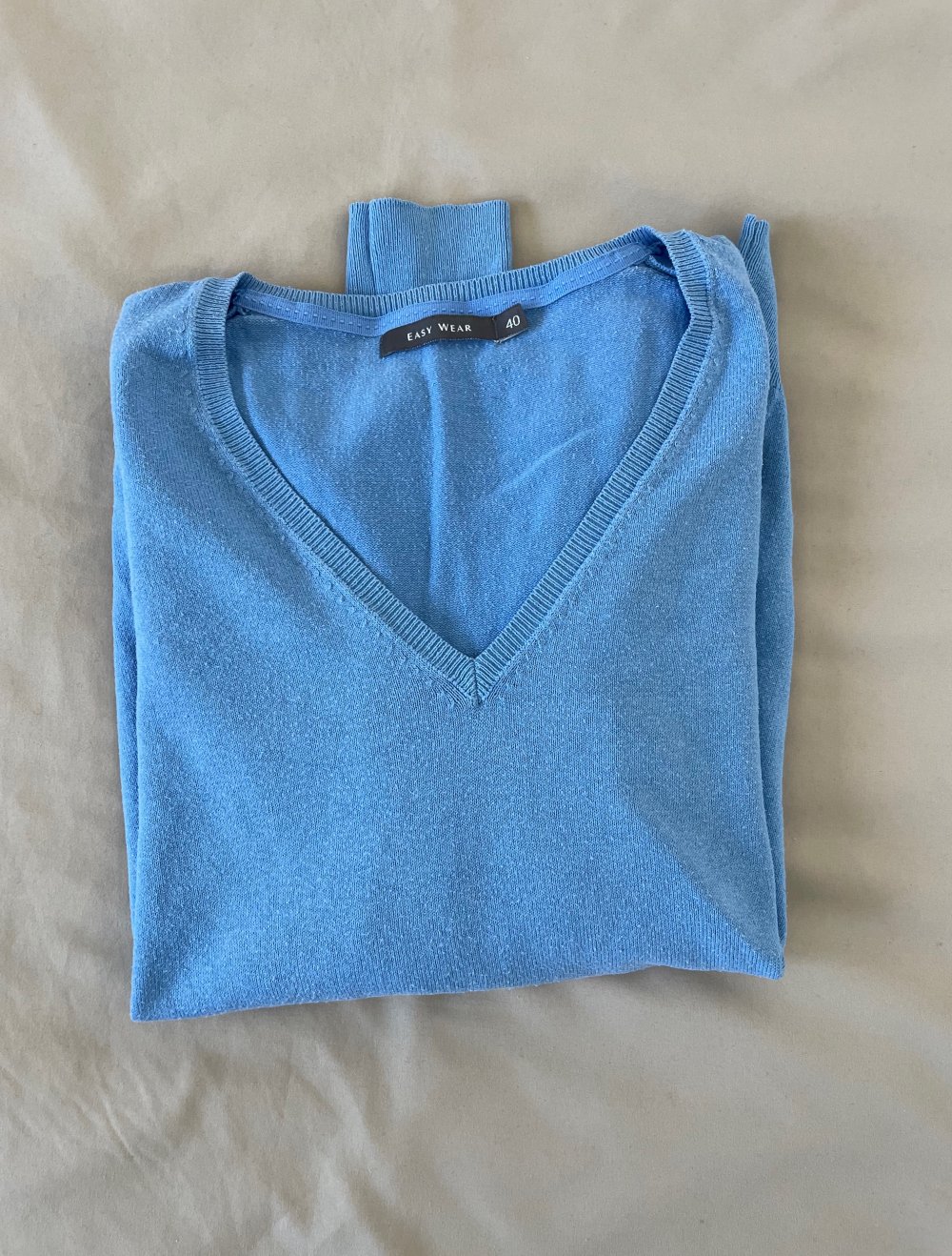 Hellblauer Pulli mit V-Ausschnitt