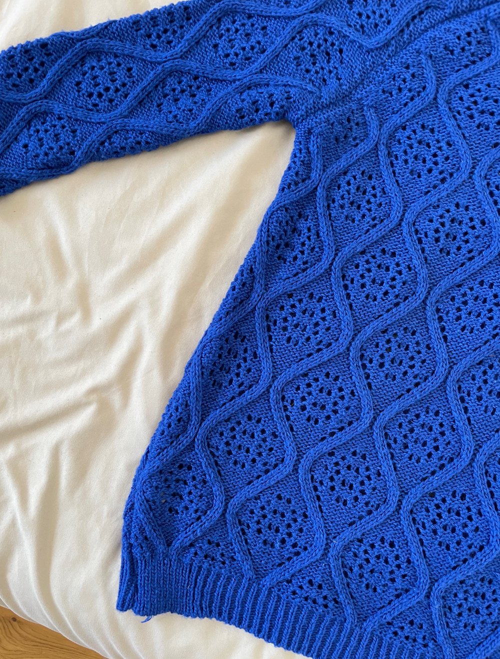 Blauer gemütlicher Pulli