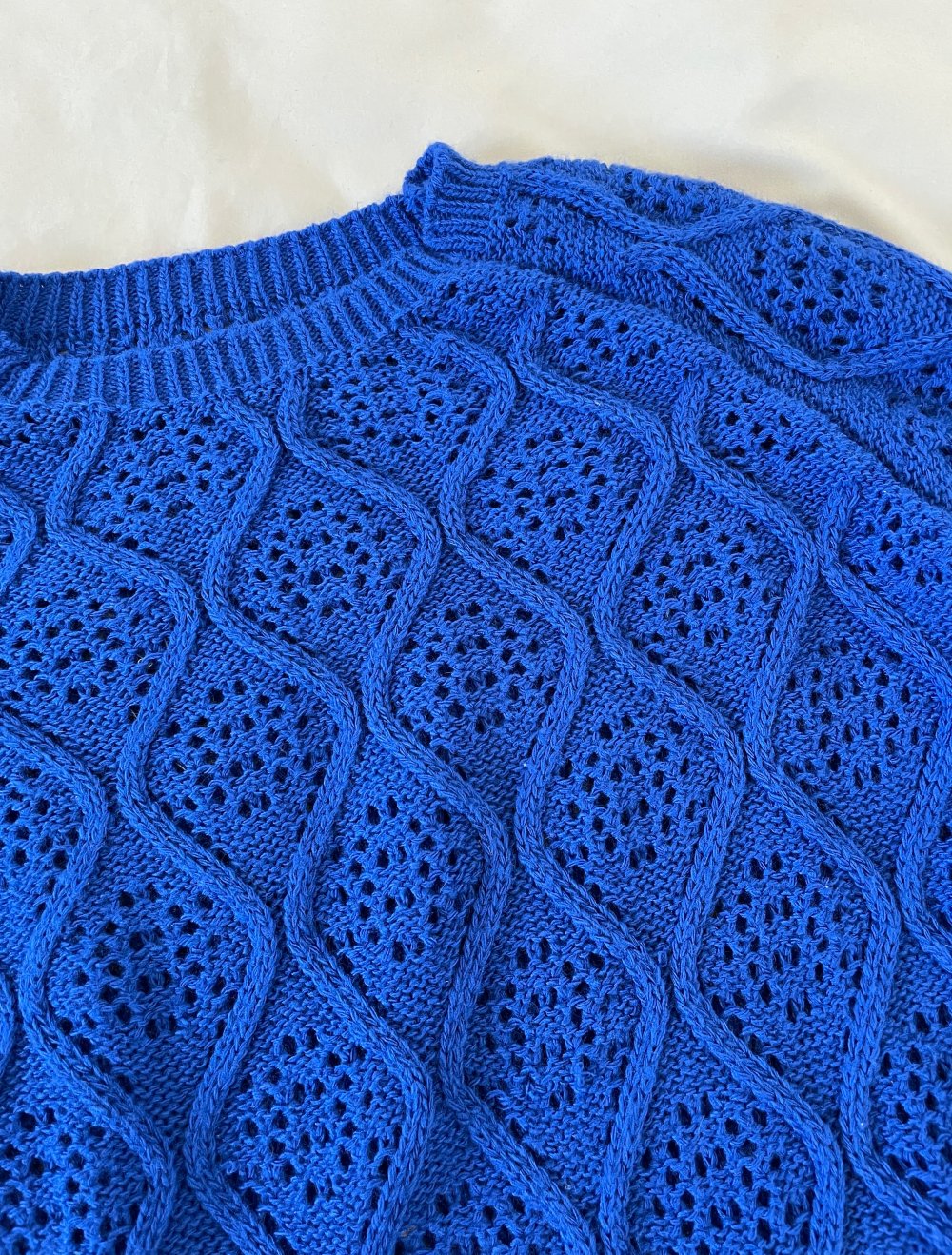 Blauer gemütlicher Pulli