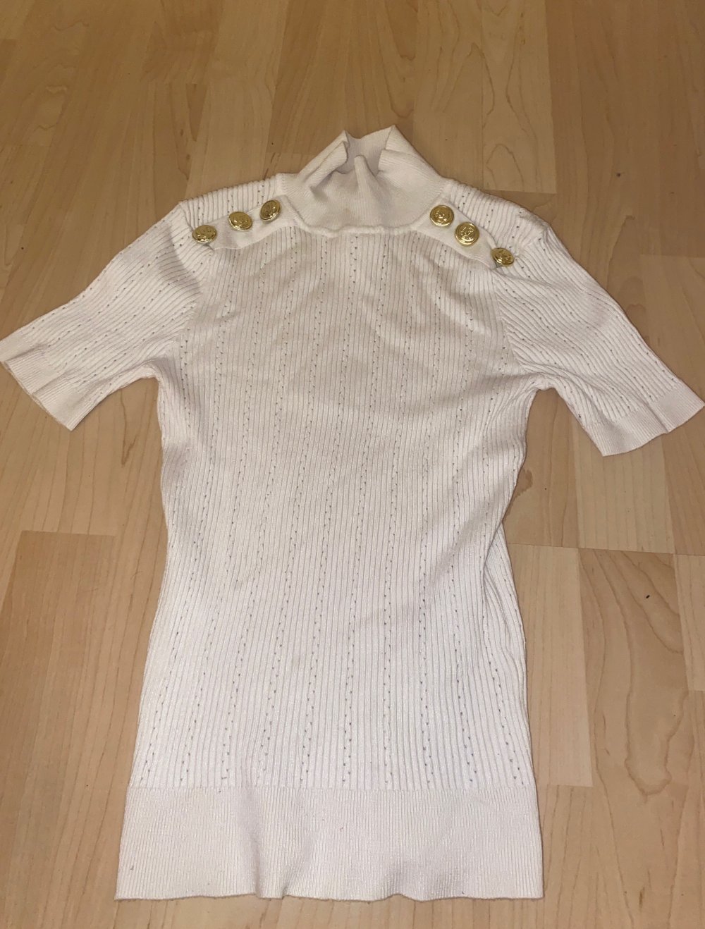 shirt mit goldenen Knöpfen
