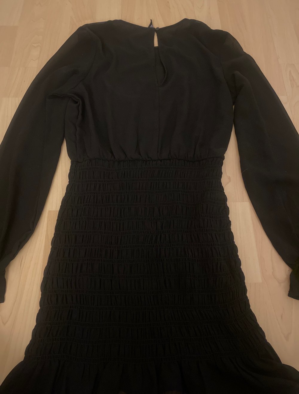 schwarzes langarm Kleid