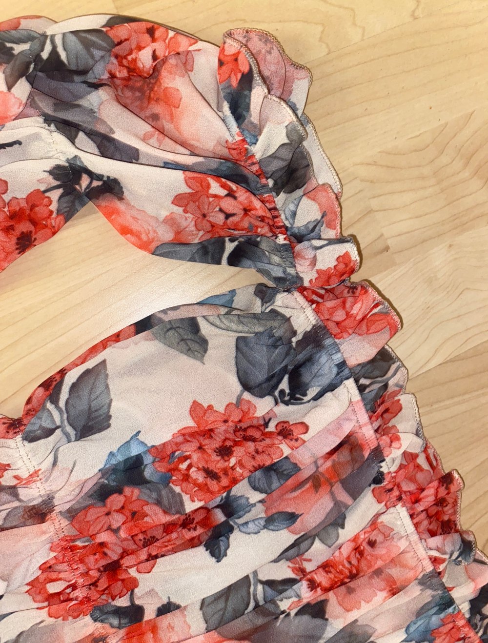 schulterfreies Top mit Blumen