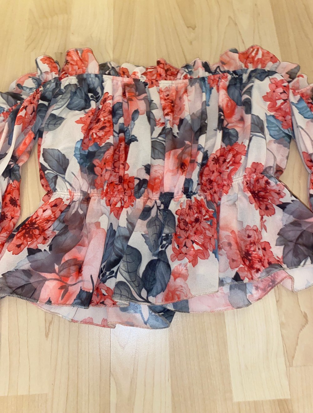schulterfreies Top mit Blumen