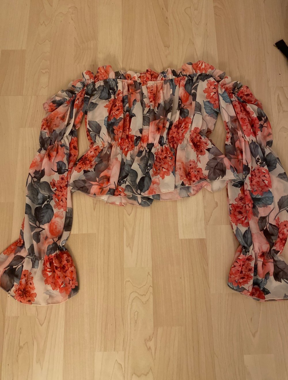 schulterfreies Top mit Blumen