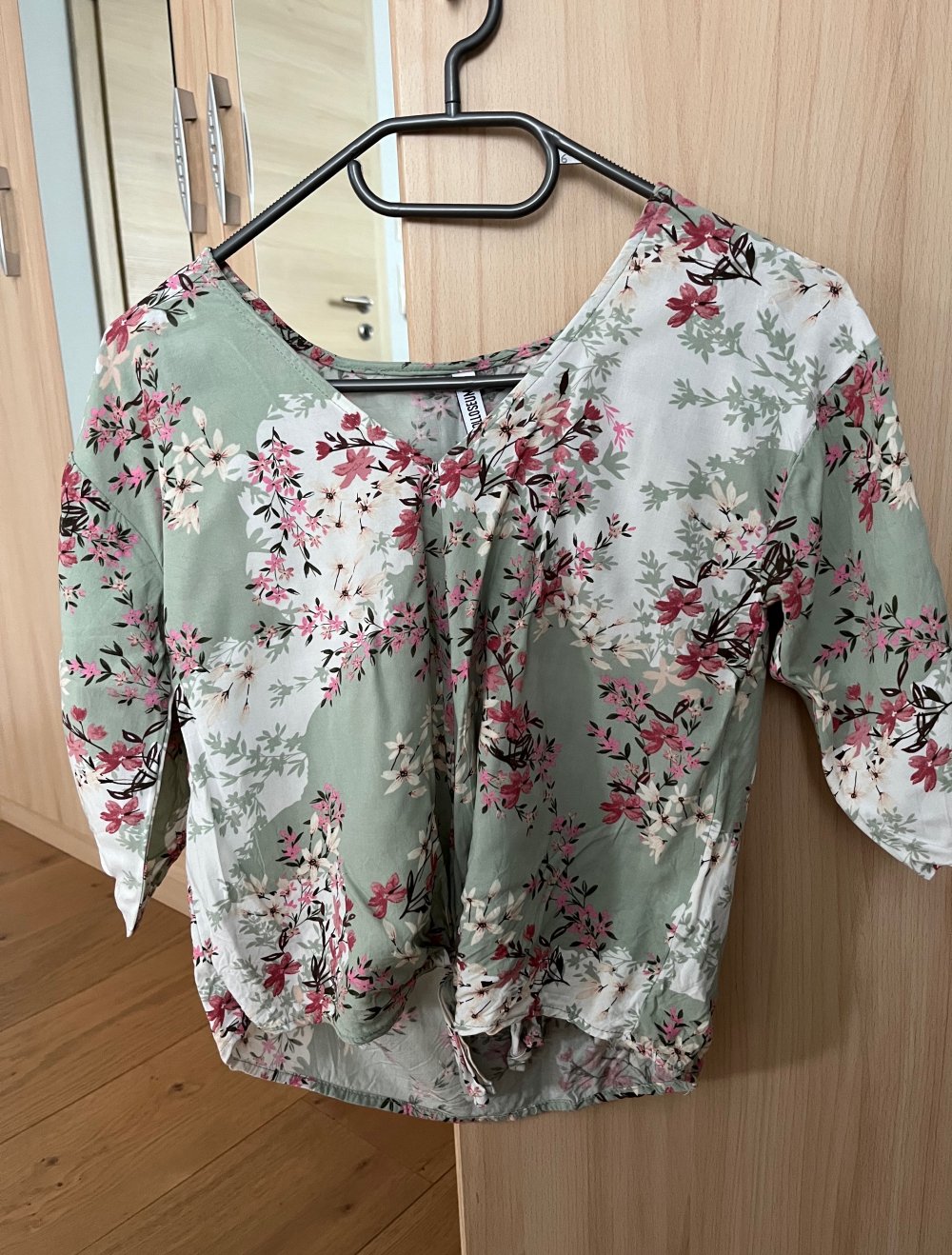 Bluse mit Blümchen und einem Knoten zum Binden