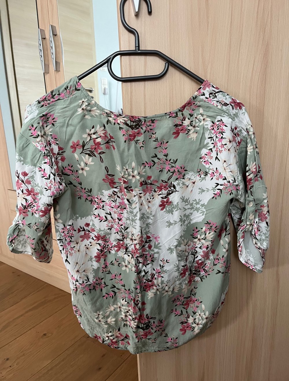 Bluse mit Blümchen und einem Knoten zum Binden