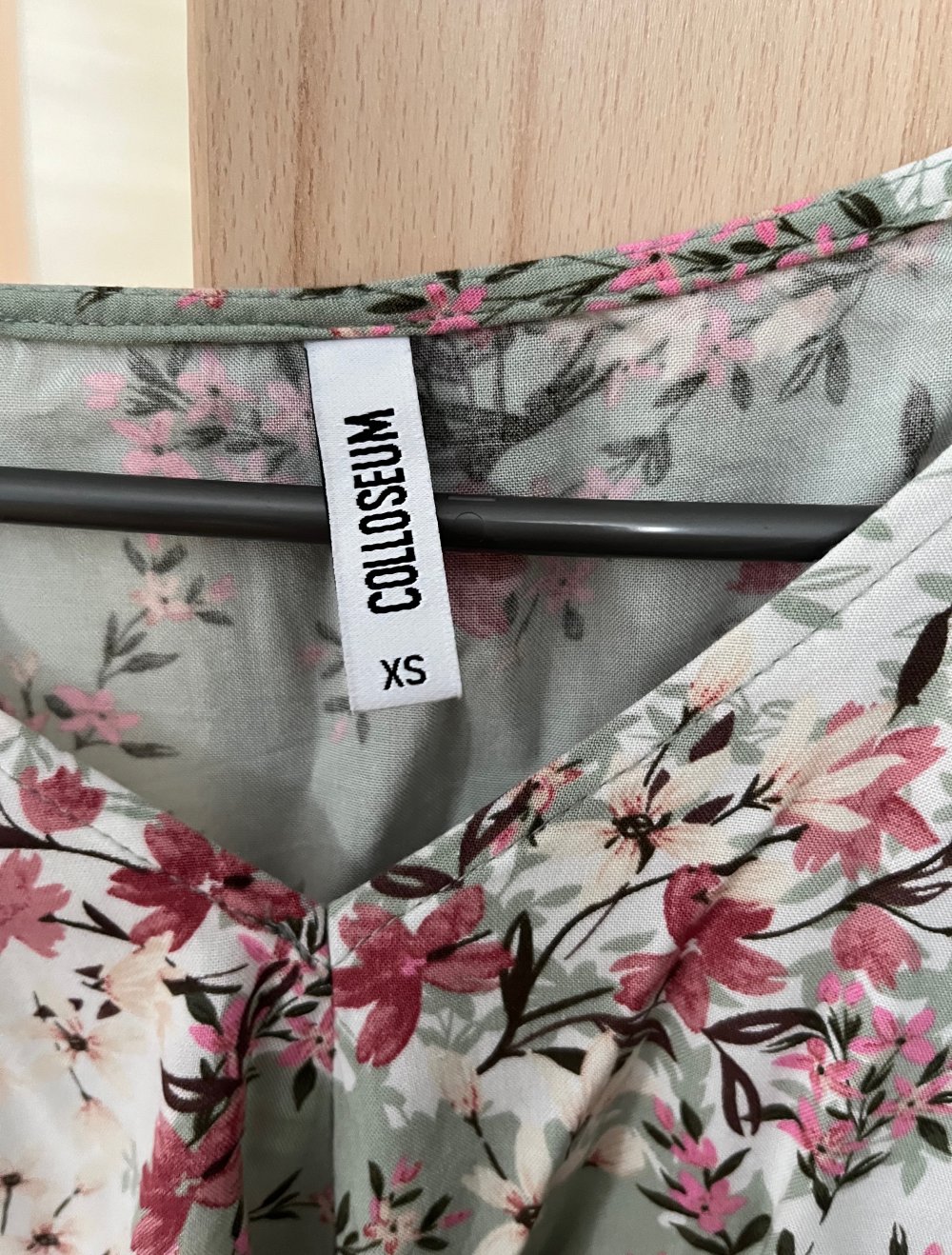 Bluse mit Blümchen und einem Knoten zum Binden