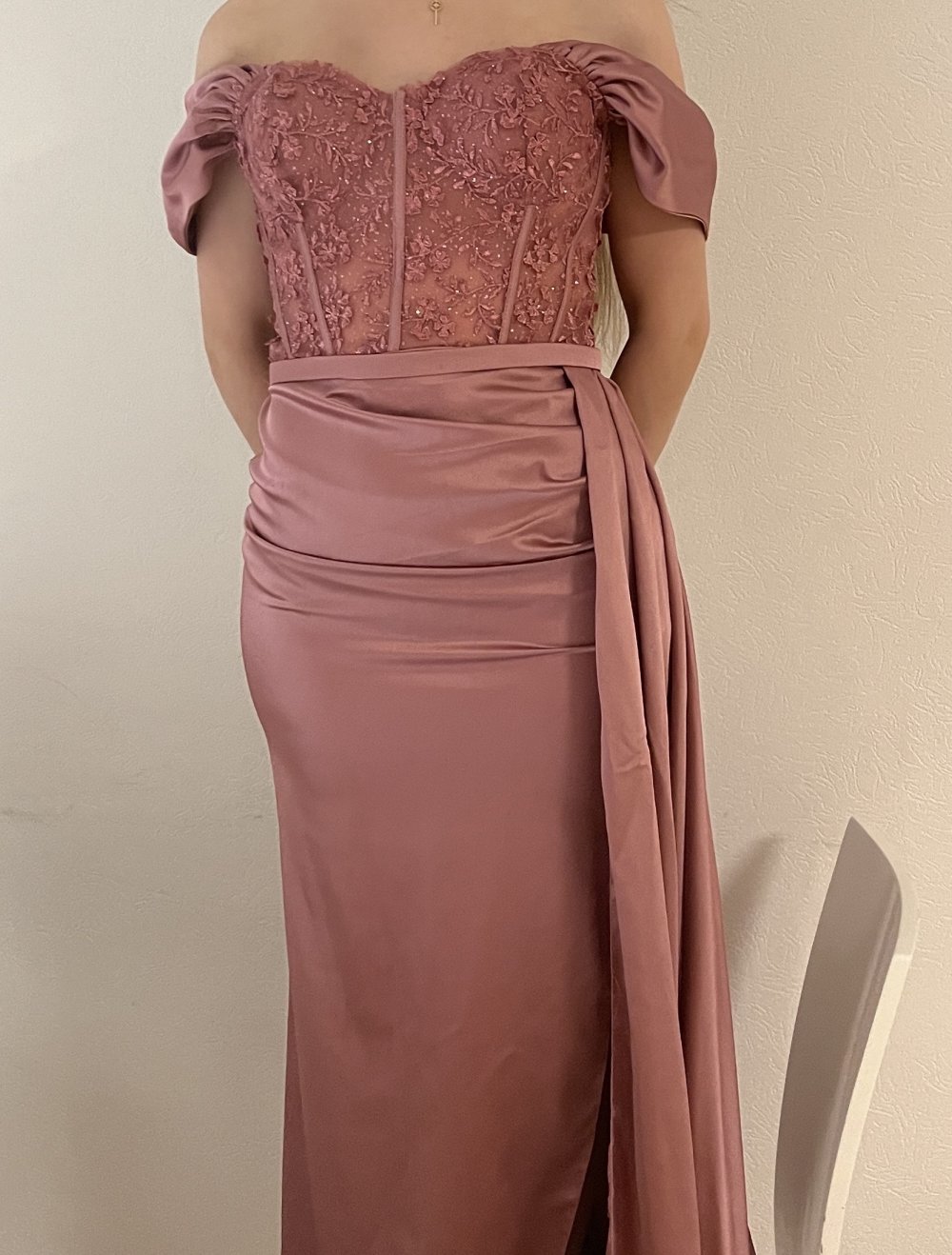 Schulterfreies Abendkleid