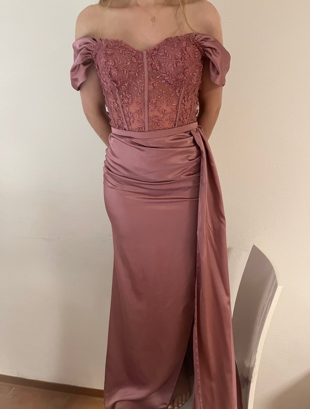 Schulterfreies Abendkleid