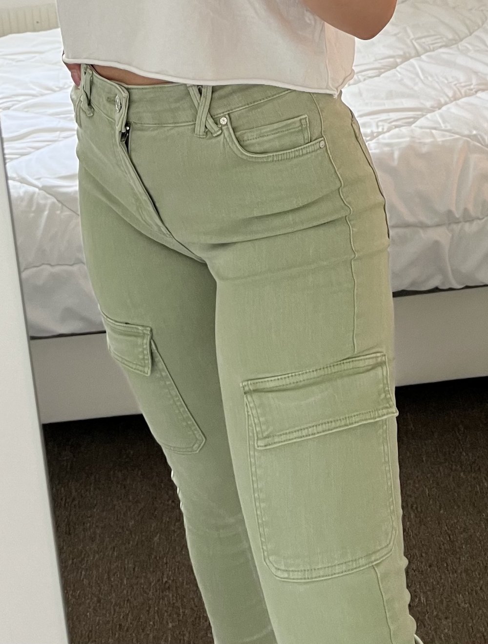 Cargohose in mandelgrün.