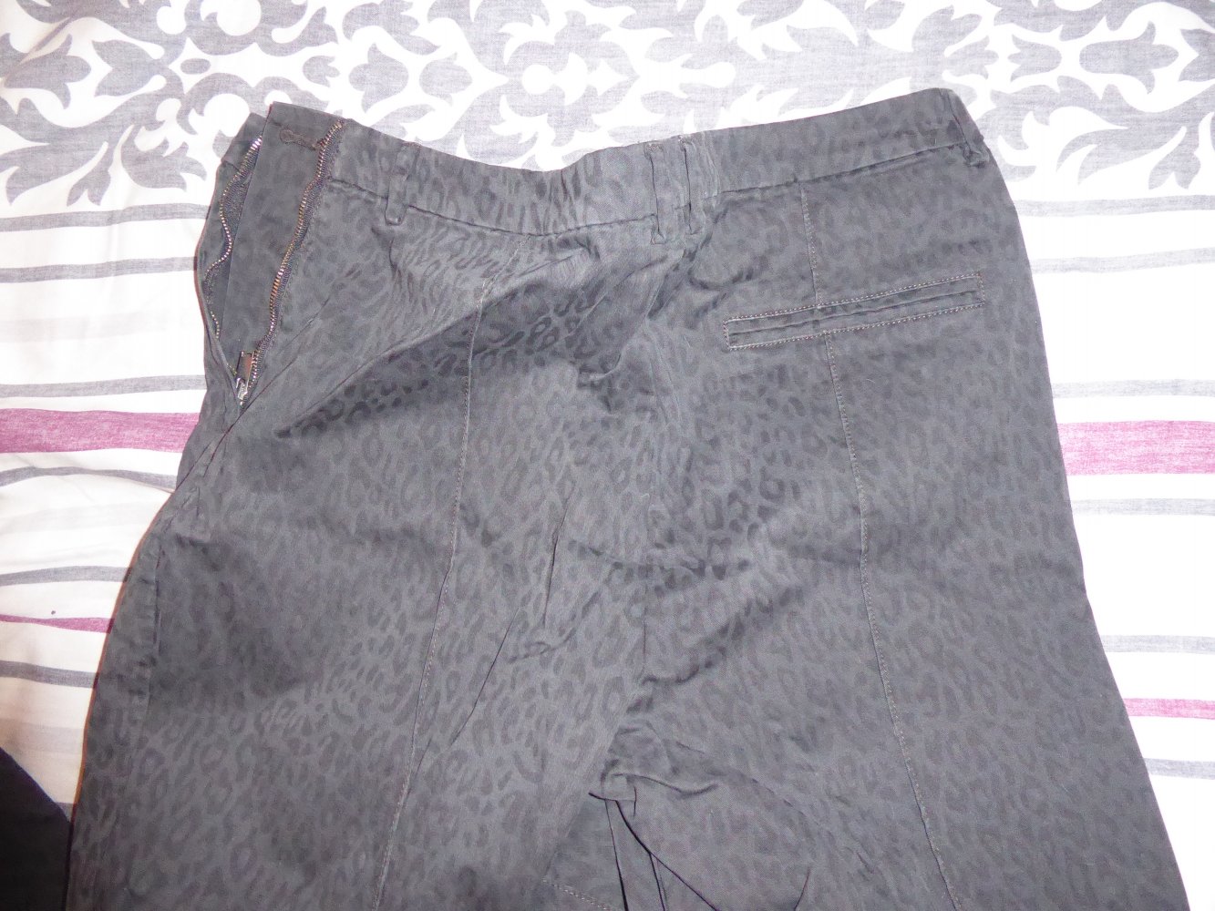 Damen Hose 42 schwarz antharzit Leo Look wie neu Stoffhose