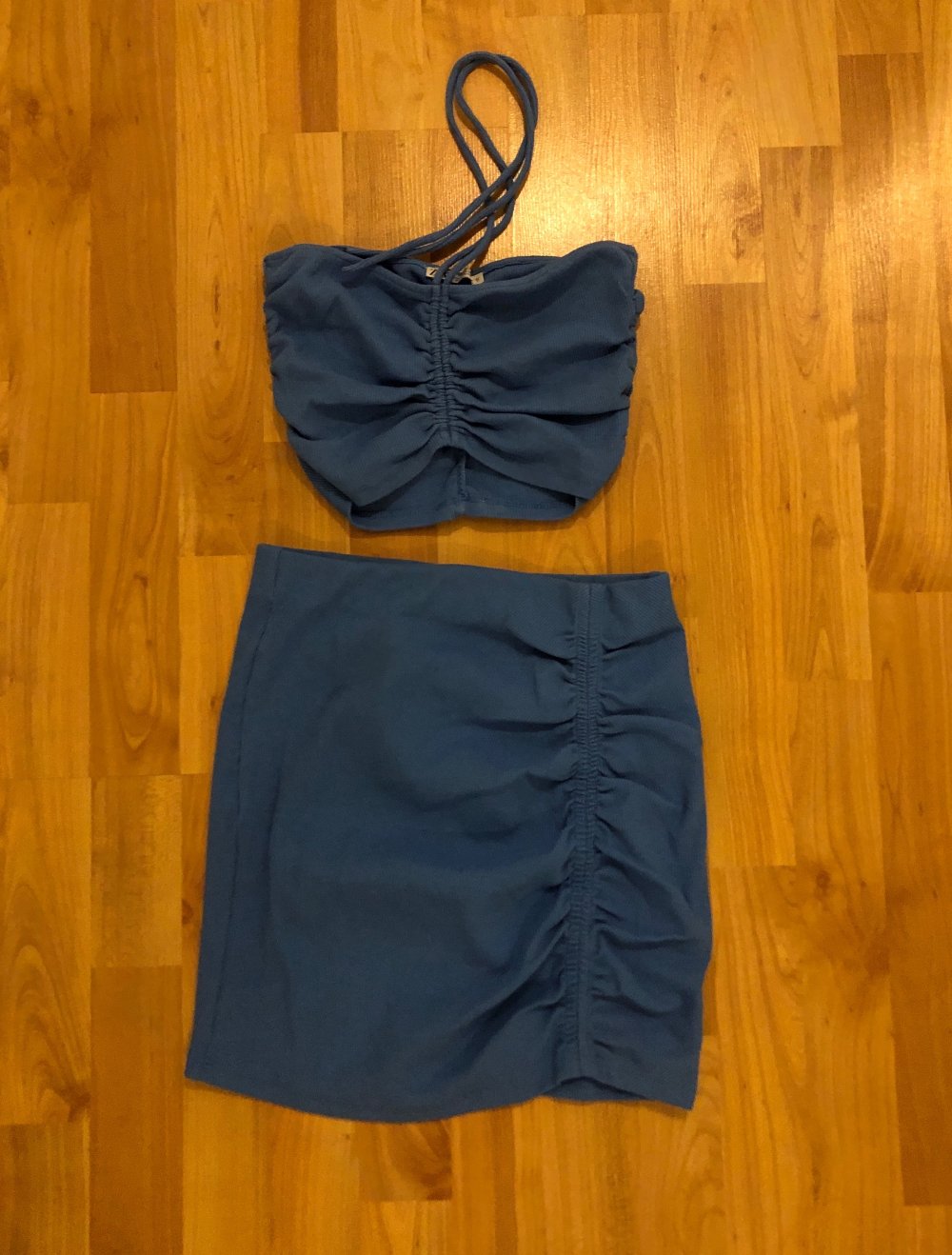 blauer Zweiteiler