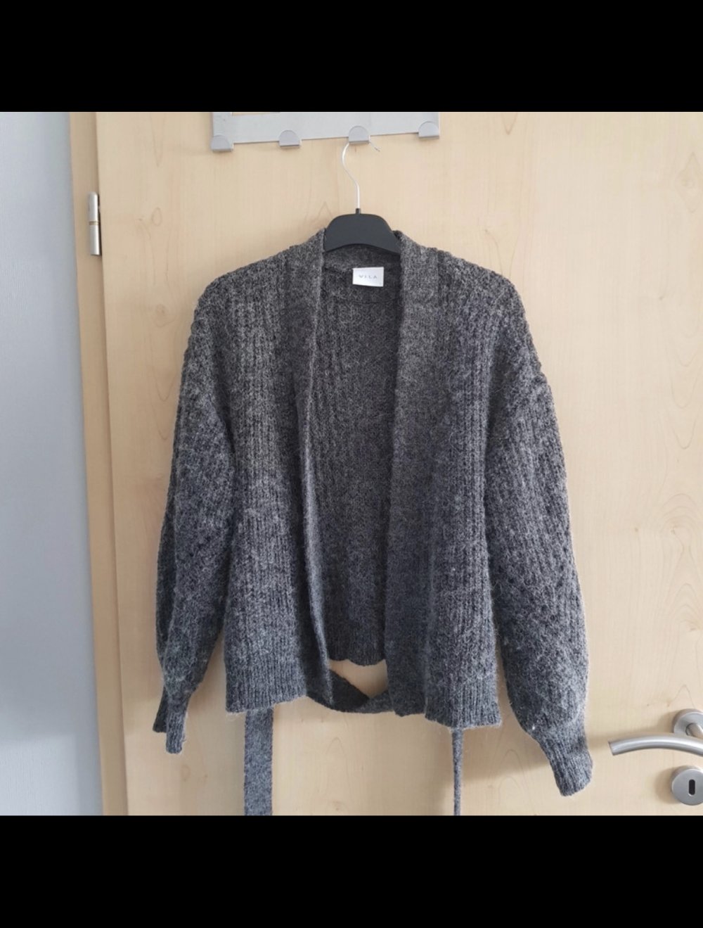 Graue Strickjacke