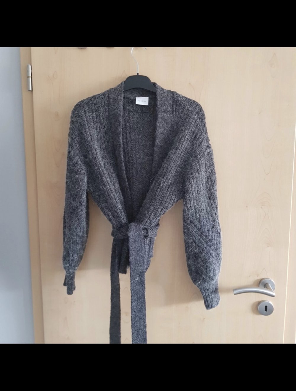 Graue Strickjacke