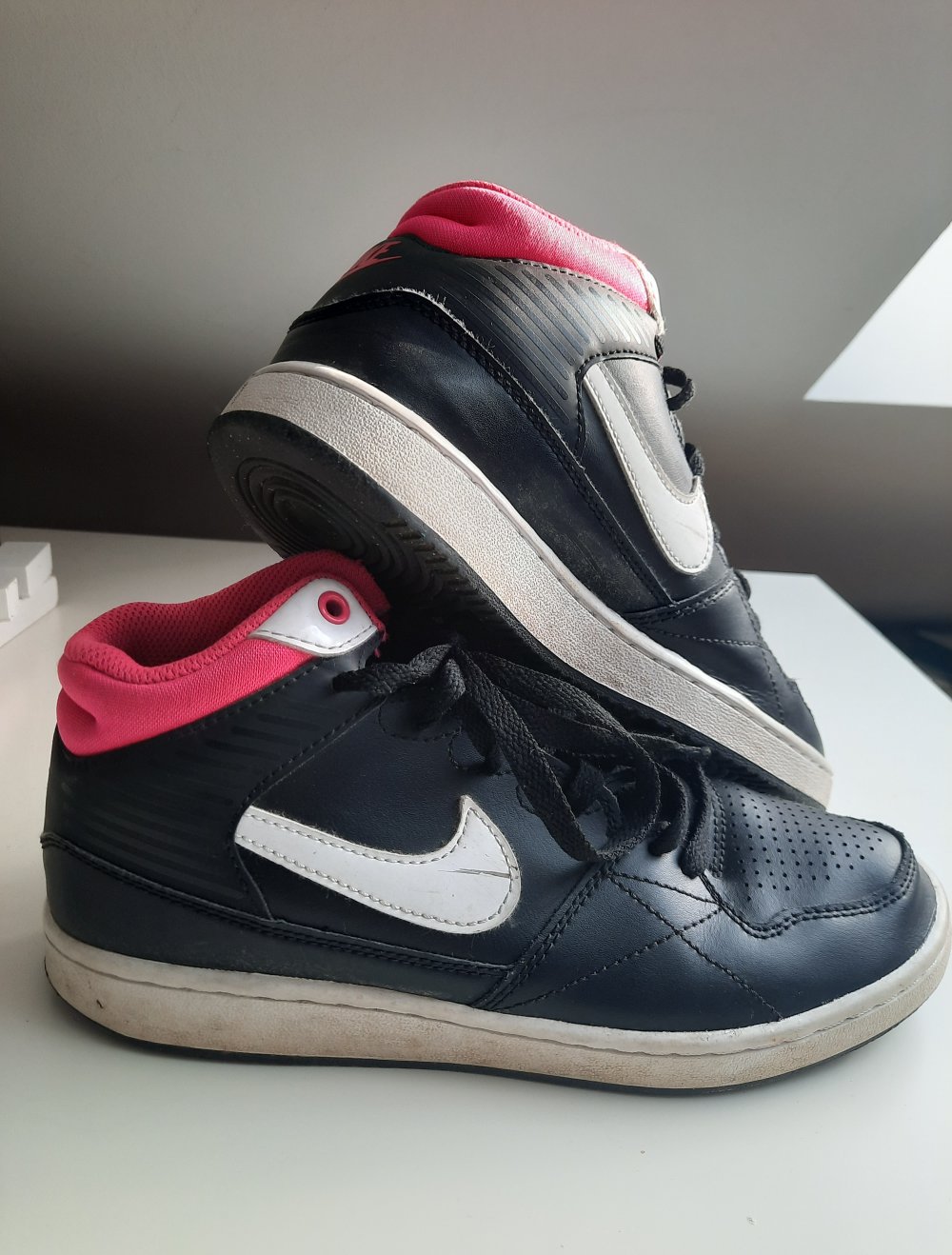 pink schwarze Nike Schuhe