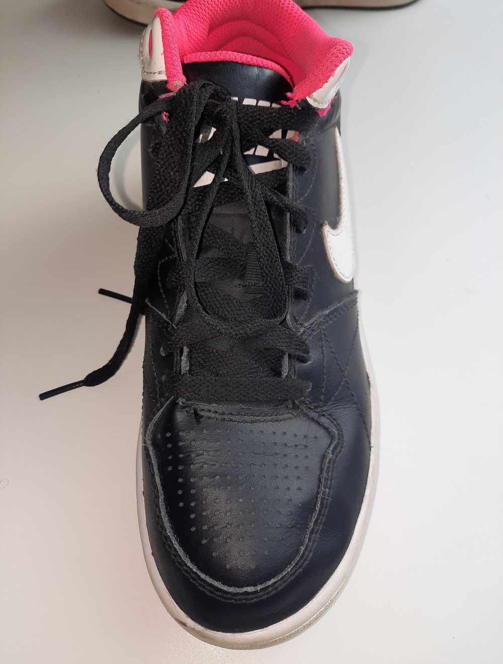 pink schwarze Nike Schuhe