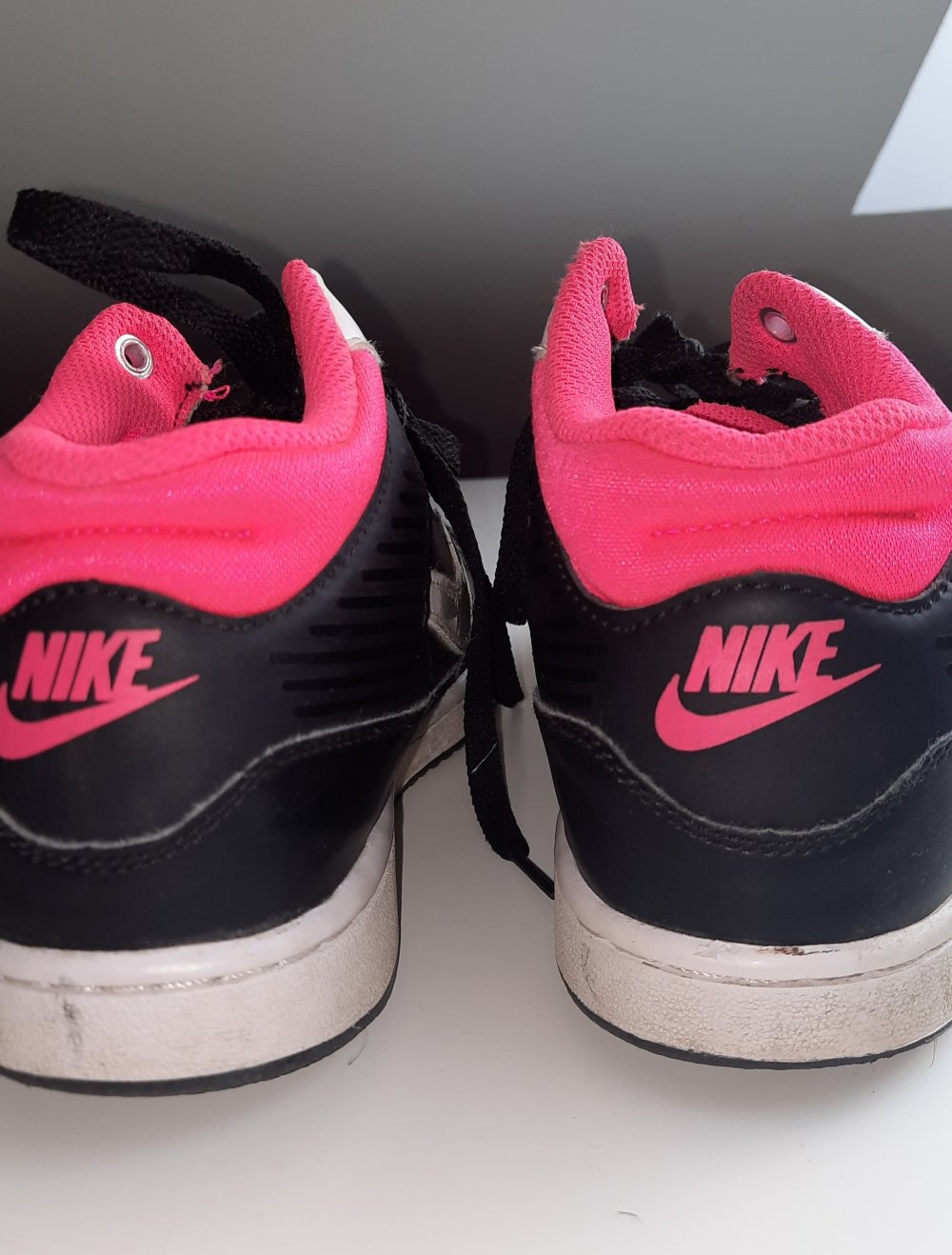 pink schwarze Nike Schuhe