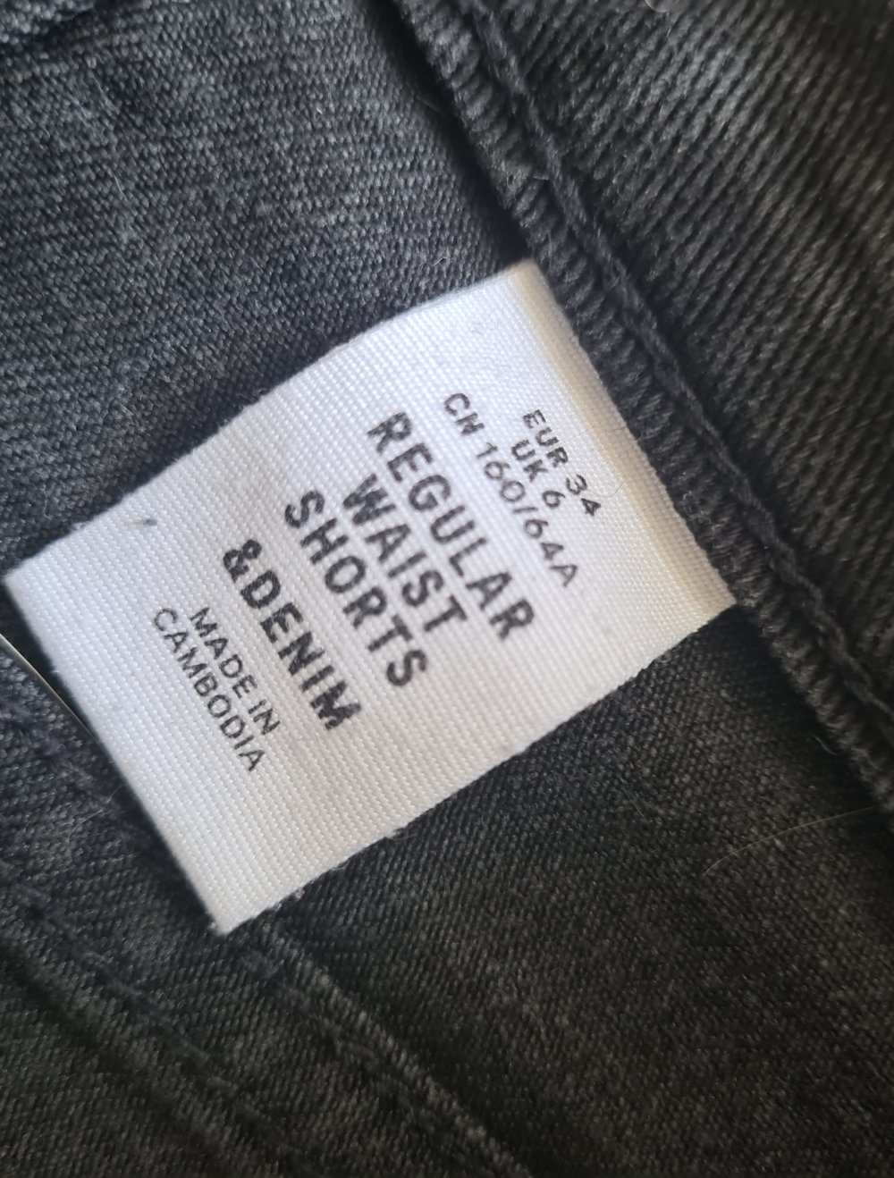 Kurze Jeanshose